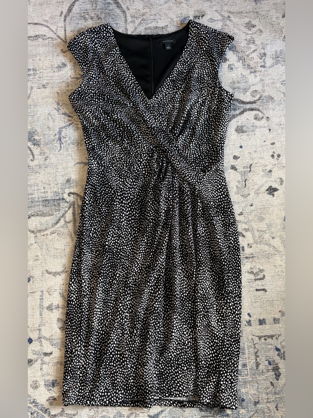 Ann Taylor Black & White Twist Front Sheath Dress Size 2